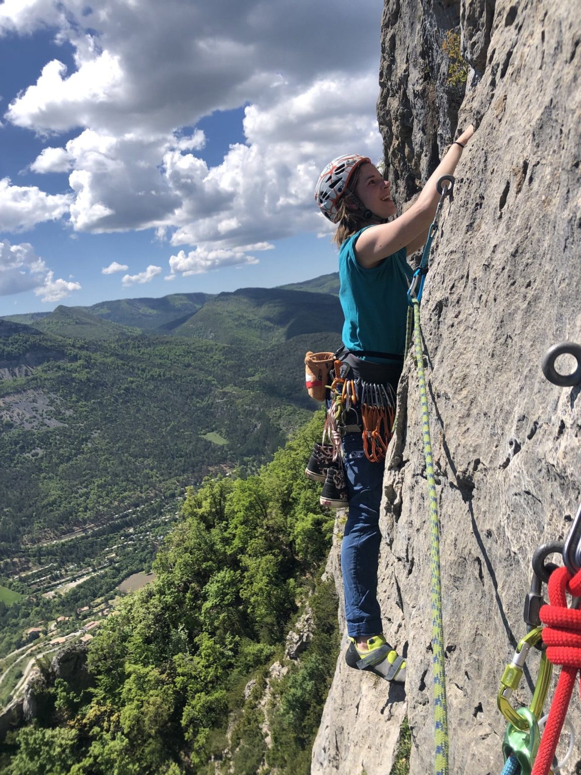 Grimpeuse en falaise lors d'une sortie du club